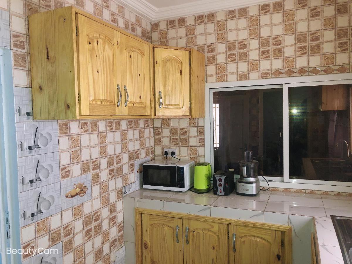 Awamuulamin Manneh Guest House Abuko エクステリア 写真